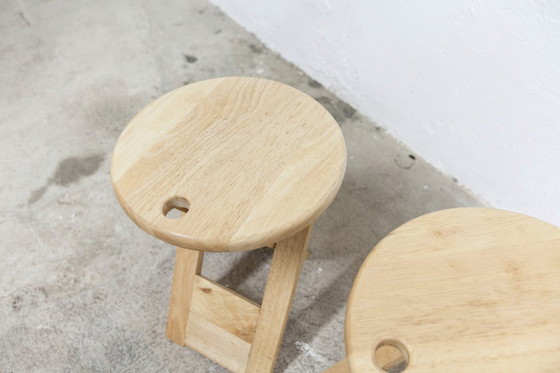 Image 1 of Een paar opklapbare krukjes van Adrian Reed uit de jaren 80.