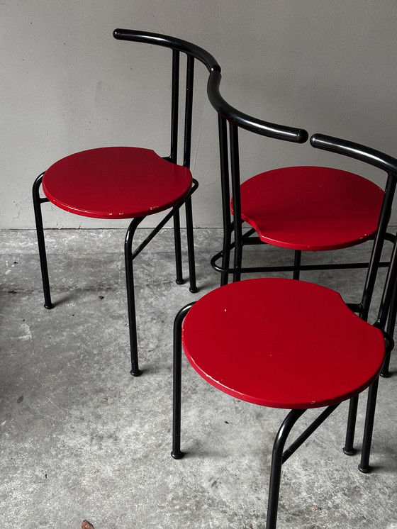 Image 1 of Ensemble de 4 chaises design – Métal noir et assise rouge – Années 1990