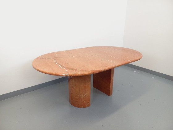 Image 1 of Vintage ovale eettafel van roze marmer uit de jaren 70/80.