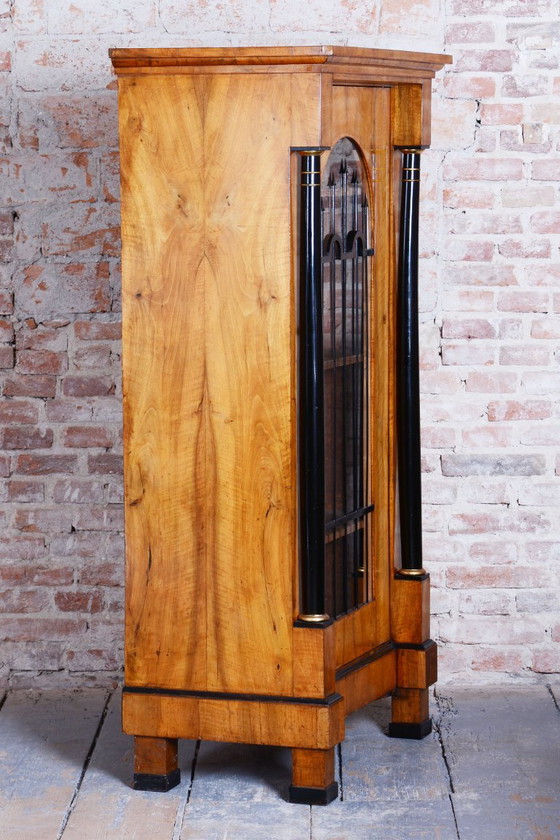 Restored Biedermeier Display Cabinet, Walnut, Glass, 1820s, Austria – Iron (photo 13 of 19)