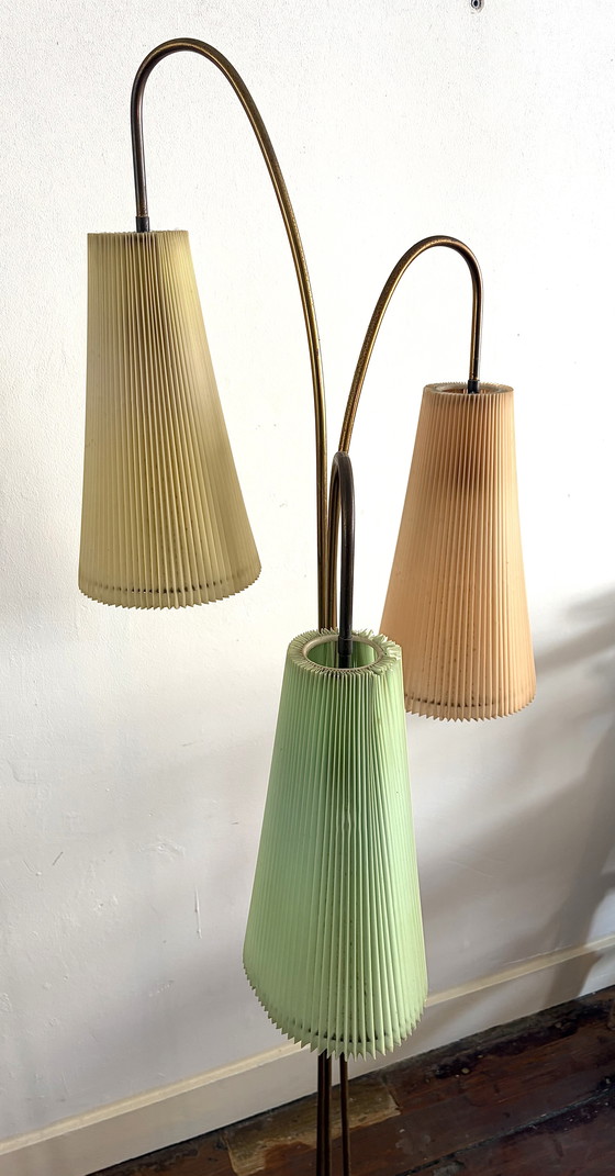 Image 1 of Stehlampe aus den 1950er Jahren, Messing, mit 3 pastellfarbenen Plissee-Schirmen