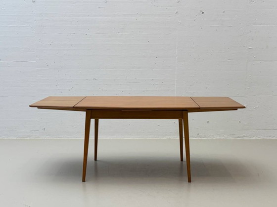 Image 1 of Uitschuifbare eettafel van kersenhout uit Willisau, Zwitserland, jaren 60.