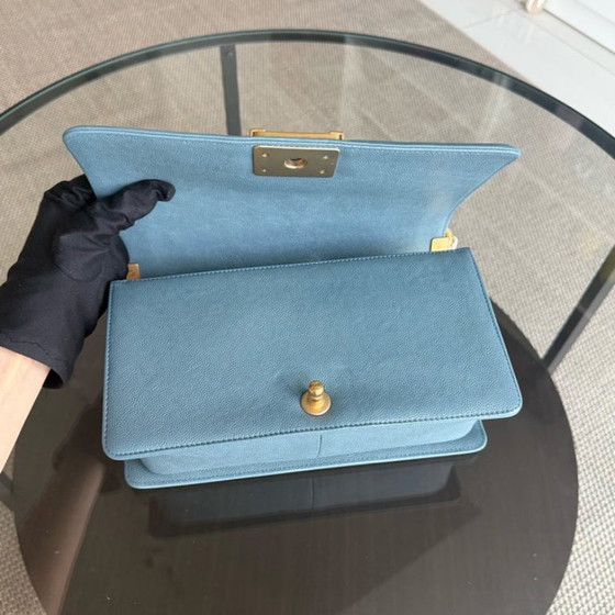 Image 1 of Chanel Boy Medium - Caviar 25CM Gewatteerd Blauw Goudkleurige Hardware 25