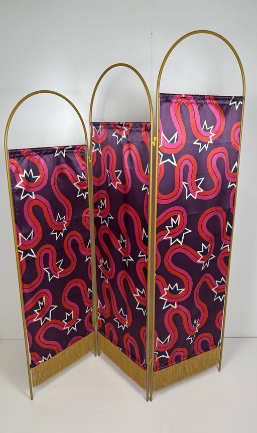 Separador de ambientes Karismatisk Ikea PS 2021, diseñado por la diseñadora británica de patrones y textiles Zandra Rhodes