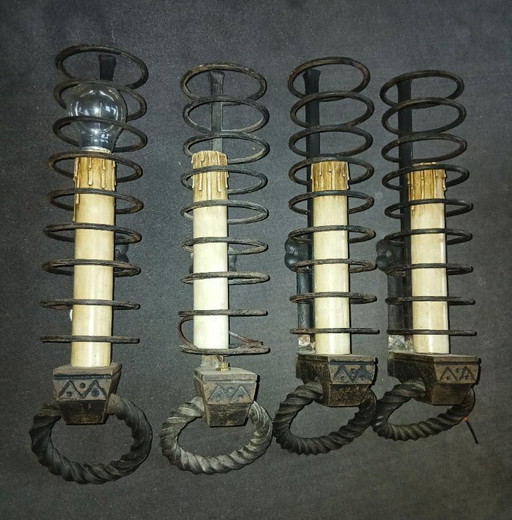 Apliques de pared de hierro, inspirados en el estilo medieval de candelabro de rata de bodega.