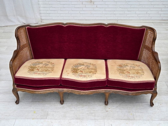 Image 1 of Canapé 3 places danois des années 1950, velours d'ameublement, bois de frêne, maille d'ameublement.