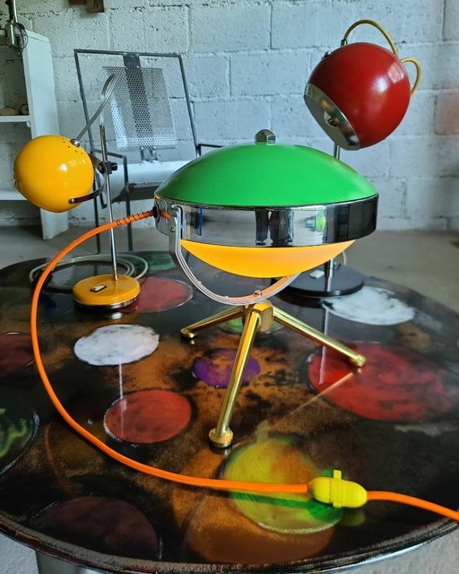 Space-age pop saucer lamp