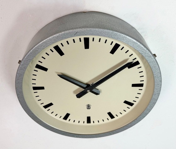 Image 1 of Graue industriell anmutende Wanduhr aus Ostdeutschland von GW, 1960er Jahre