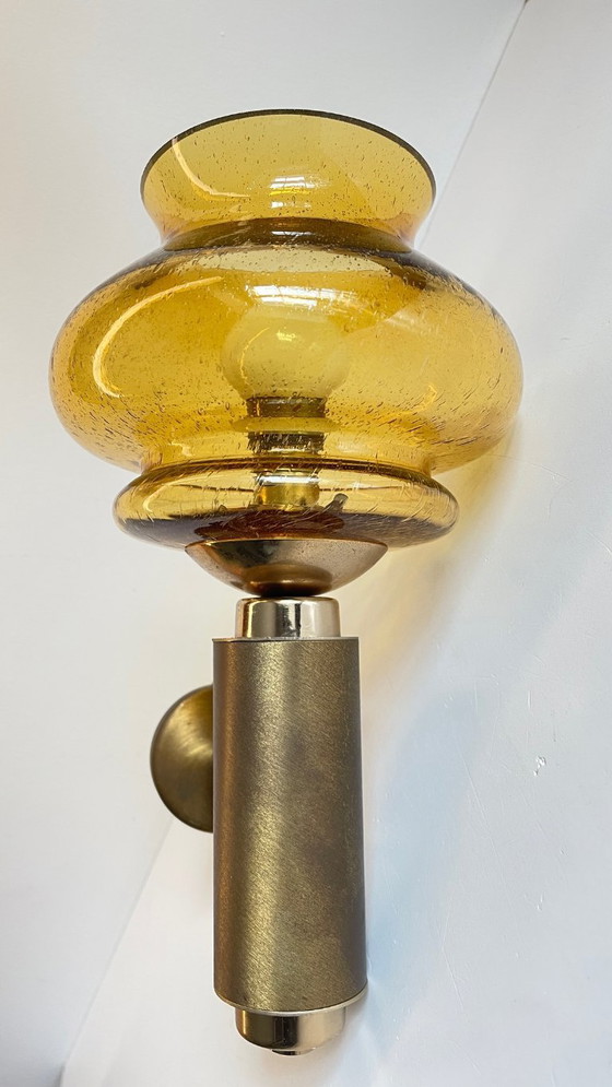 Image 1 of Aplique de pared de los años 70 en latón cepillado y vidrio soplado.