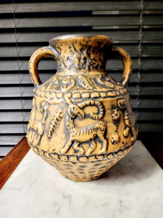 Image 1 of Vaso Jasba vintage, in ceramica con manici, decorato a rilievo con animali, Germania Ovest