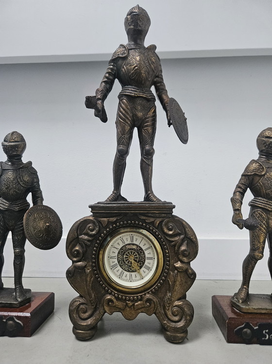 Image 1 of Horloge Chevalier avec statues de chevaliers assorties