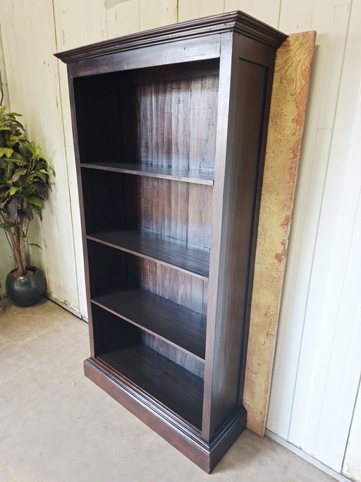 Dimensiones de la librería colonial de teca: 98 x 34 cm y 179 cm de alto.