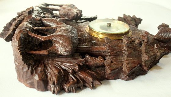 Image 1 of Sculpture ancienne des années 1930 - travail artisanal élaboré en relief sur bois avec baromètre