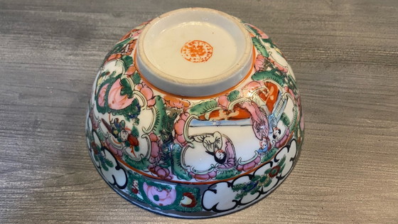 Beautiful Vintage Chinese 'Rose Medallion' Porcelain Bowl – Ø 18 cm – China (photo 4 of 8)