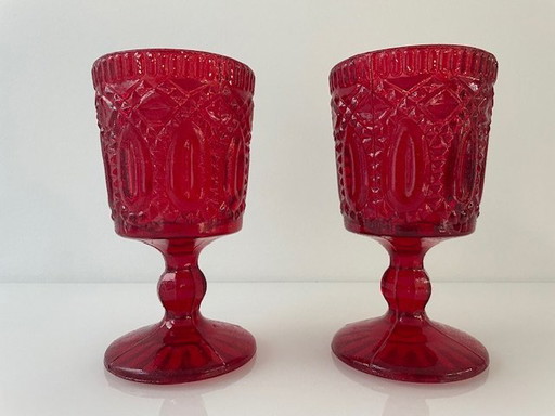 2 leuchtend rote Kelch-/Weingläser mit barocken Verzierungen/Motiven