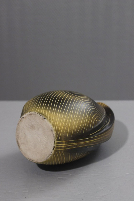 Image 1 of Saint Clément, Francia - Jarra de cerámica, circa 1950, forma irregular, estriada en amarillo y negro.