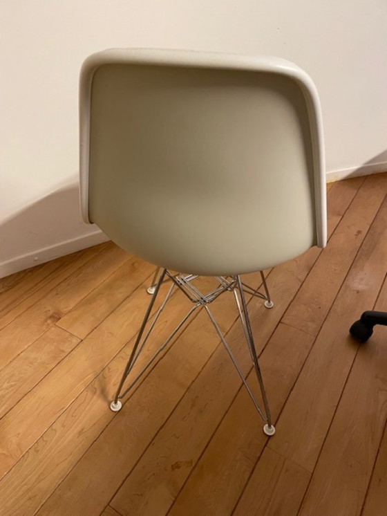 Image 1 of 6 chaises d'appoint VITRA EAMES entièrement recouvertes de tissu jaune/vert pastel