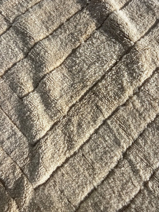 Image 1 of Nieuw handgeweven Marokkaans Mrirt-tapijt van natuurlijke wol – minimalistisch geometrisch ontwerp