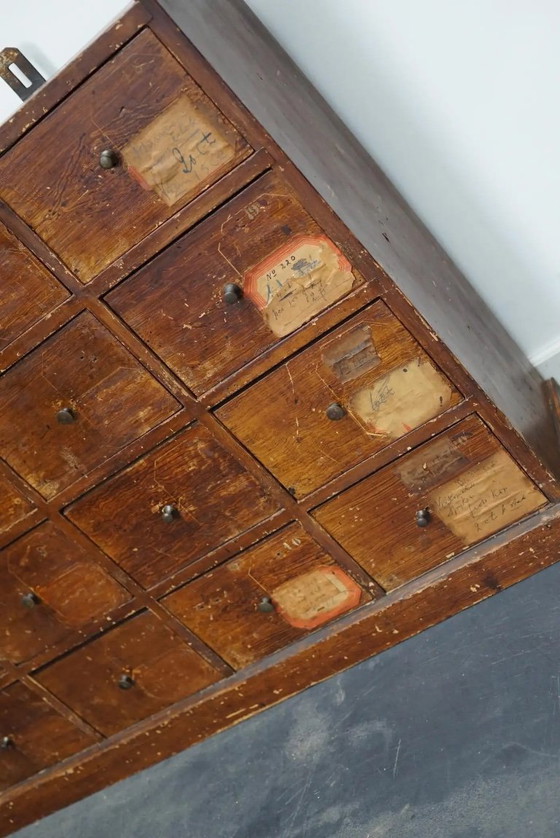 Image 1 of Mobiletto industriale olandese per farmacia/officina in pino, circa anni '20