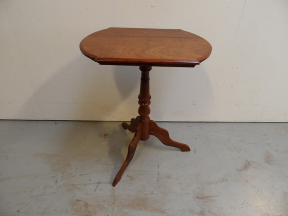 Image 1 of Table d'appoint vintage en noyer