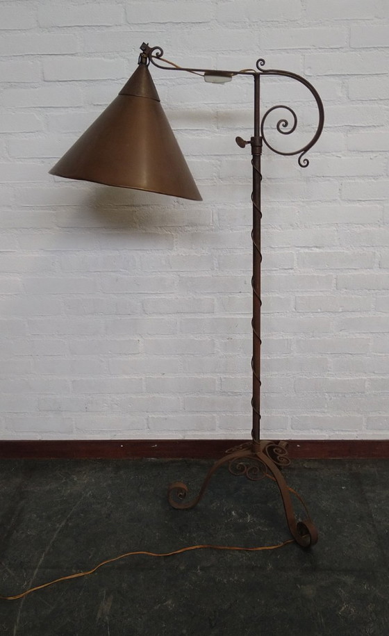 Image 1 of Lampadaire en fer forgé des années 1930 avec abat-jour en cuivre