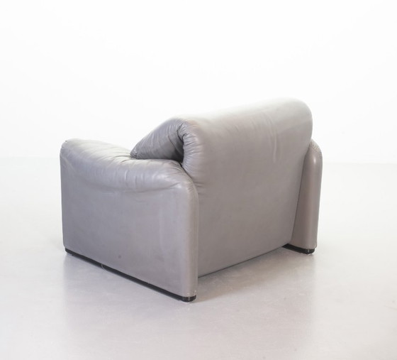 Image 1 of Set of 2 Mid-Century Italian Design Cassina Lounge Chair ‘Maralunga’ by Vico Magistretti in Dolphin Grey Leather. Italy, 1970s.