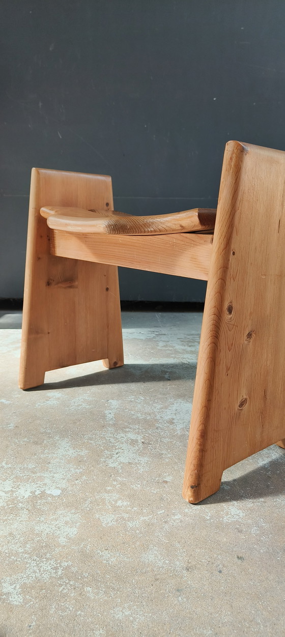 Image 1 of Sgabello svedese di metà secolo in pino scolpito attribuito a Gilbert Marklund