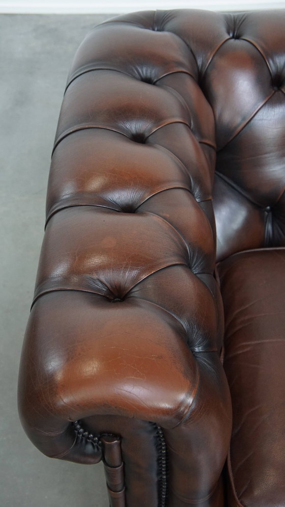 Image 1 of Donkerbruine Engelse rundleren chesterfield fauteuil met siernagels