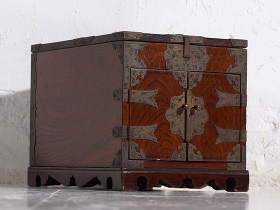 Antica scatola da toeletta con specchio in legno di zelkova – Corea, 1900 circa – Tolette, Glass, Brass (photo 19 of 40)