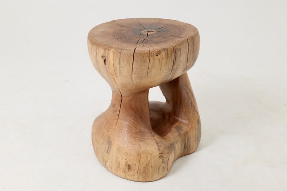 Image 1 of Tabouret/table d'appoint sculpturale, noyer sculpté, pièce unique, Logniture