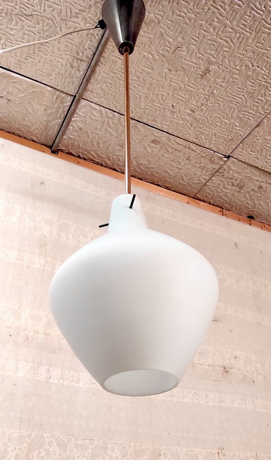 Image 1 of Lampada a sospensione a globo opalino con montatura in ottone - anni '50/'60