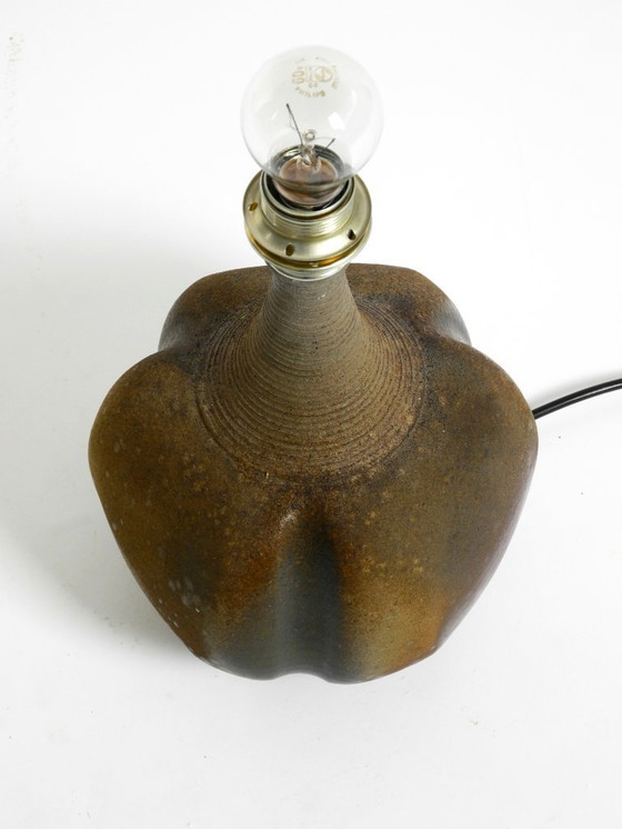 Image 1 of Bellissima lampada da tavolo in ceramica degli anni '60 con paralume in tessuto originale
