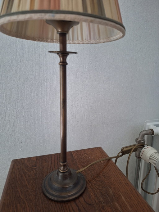 Schöne, schlanke Lampe aus Bronze/Messing mit gestreiftem Schirm, vermutlich von Kullmann. – tafellampen (photo 2 of 6)