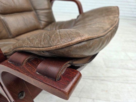 Image 1 of Fauteuil lounge norvégien des années 1970, revêtement en cuir marron.