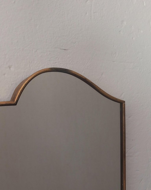 Miroir en forme de bouclier avec cadre en laiton, années 50