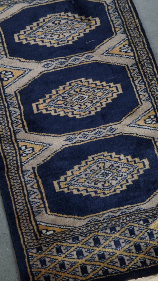 Tapis décoratif/ chemin de table dans les tons bleus et beiges 67x30cm