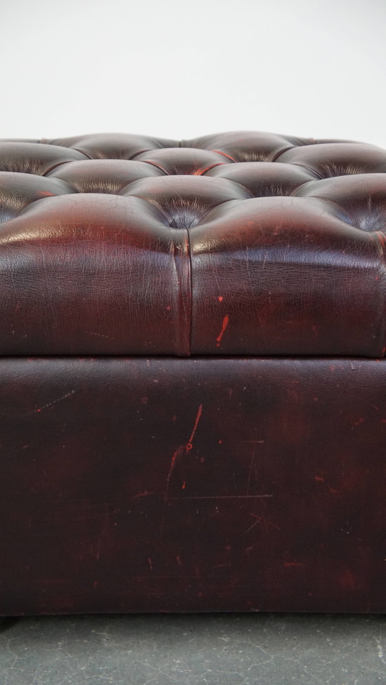 Image 1 of Rode Rundleren Chesterfield Hocker Op Wieltjes