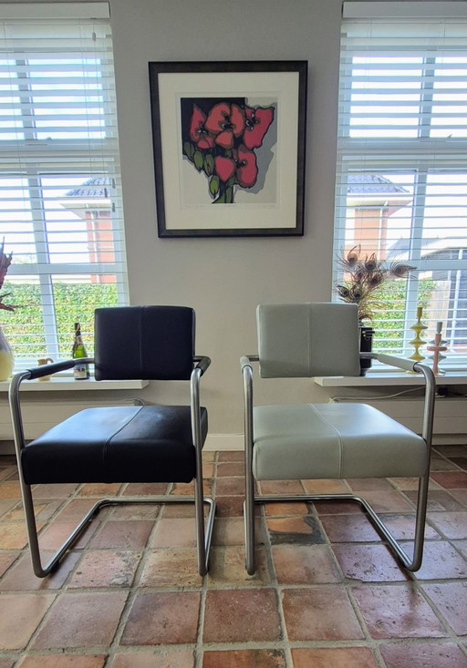 4 Sillas de comedor de cuero de diseño atemporales como nuevas