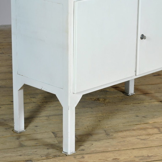 Armoire médicale vintage, années 1970, Vitrines, Verre, Fer, Blanc, Industrieel (photo 7 sur 10)