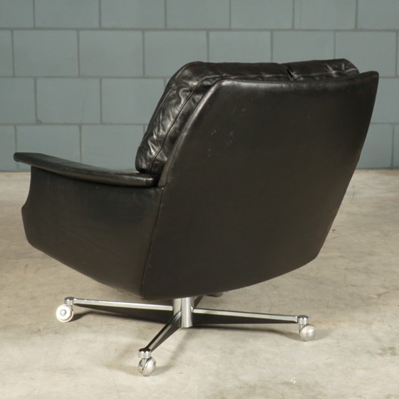 Image 1 of Set vintage lederen draaifauteuil met hocker – jaren 70