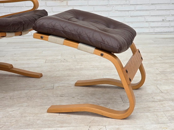 Image 1 of Années 1970, design norvégien d'Elsa & Nordahl Solheim, ensemble chaise et tabouret.
