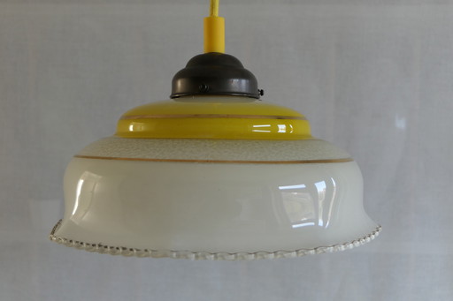 Schitterend Geel Gedecoreerd Glazen Hanglampje Met Authentieke Bakelieten Fitting