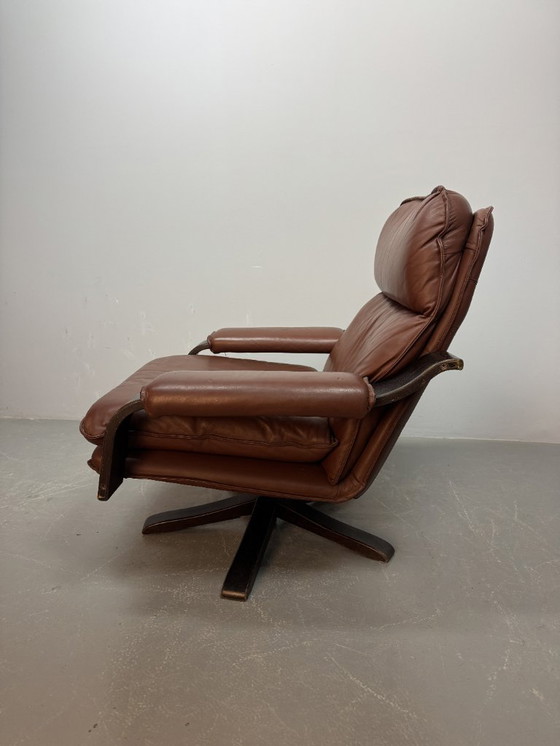 Image 1 of Sillón giratorio Leolux de cuero coñac con estructura de madera contrachapada, Países Bajos, década de 1970