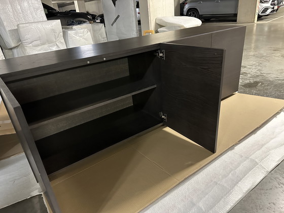 Image 1 of 4-TÜRIGES SIDEBOARD AUS GRAUEM EICHENHOLZ AUF MASSIVEM SOCKEL OHNE GRIFFE