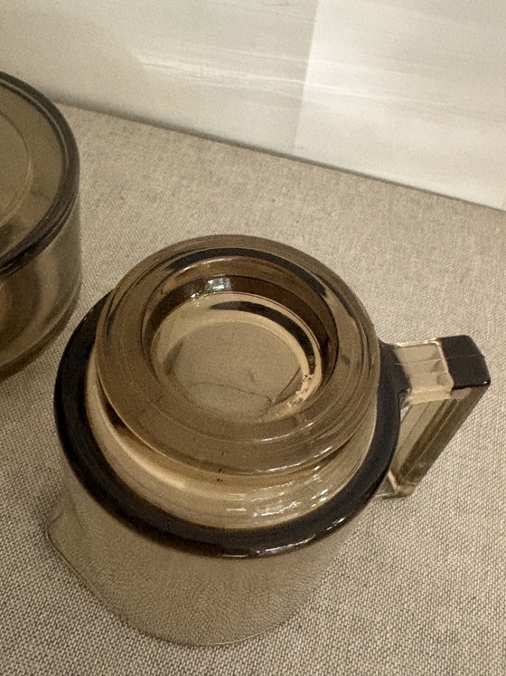 Image 1 of Jarra de leche y azucarero antiguos de Joe Colombo “Arno Italora”, de cristal ahumado.
