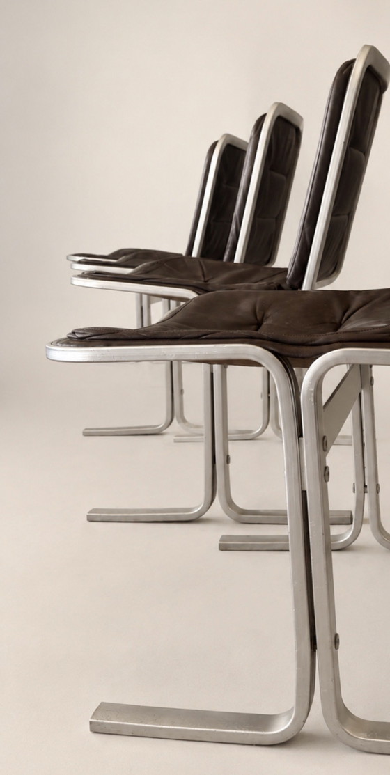 Raro set di 4 sedie da pranzo di Eric Sigfrid Persson — Svezia, anni '70 – Aluminium, Leather (photo 2 of 15)