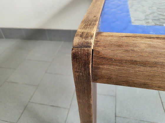 Image 1 of Vintage salontafel/bijzettafel uit de jaren 1940/1950 van beukenhout met kathedraalglas.