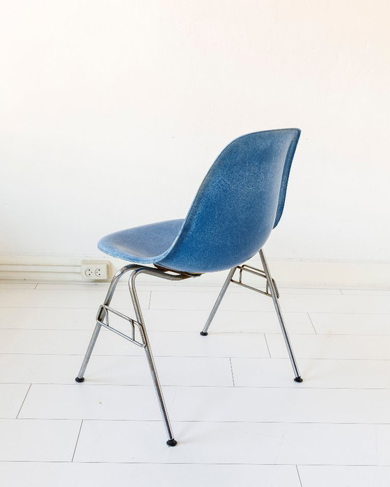 Image 1 of vintage Eames stoel