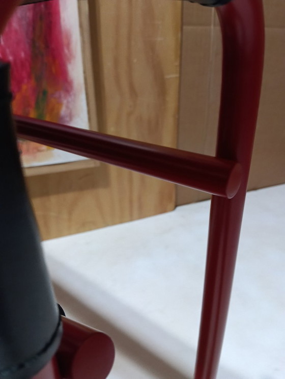 Image 1 of Bolso Knoll Wassily B3 rojo mate, nuevo-usado, en piel negra, de Marcel Breuer.