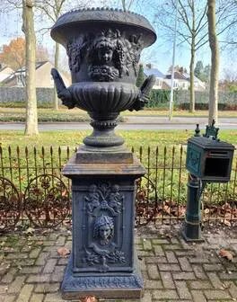 Grote antieke gietijzeren plantenbakken op sokkel jardinière, Zwart, Vintage (foto 13 van 14)